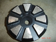 El disco de pulido concreto 4 del metal del diamante de 10 segmentos de los triángulos agujerea las herramientas de pulido del piso de Expoxy para el piso concreto proveedor